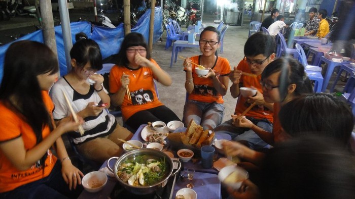 "Kết thúc đợt tình nguyện, cả đội chúng tôi rủ nhau vào một quán đồ ăn Nam Bộ thưởng thức món lẩu hải sản để lấy tinh thần chuẩn bị cho kì học mới. Điểm thu hút chúng tôi đó chính là ở nét độc đáo, lạ miệng của món ăn này. Sự khác biệt của lẩu hải sản chế biến theo phong cách Nam Bộ so với lẩu của các vùng miền khác đó là lẩu miền Nam thường cay và ngọt hơn rất nhiều. Nồi lẩu hấp dẫn với vị ngái ngái của các loại hải sản, vị hăng giòn của các loại rau đi kèm hòa quyện trong nồi nước dùng đậm đà tinh chất Umami. Trong tiết trời se lạnh như thế này, vừa ăn lẩu vừa suýt xoa, hàn huyên ôn lại các câu chuyện về đợt tình nguyện thì thật là tuyệt"